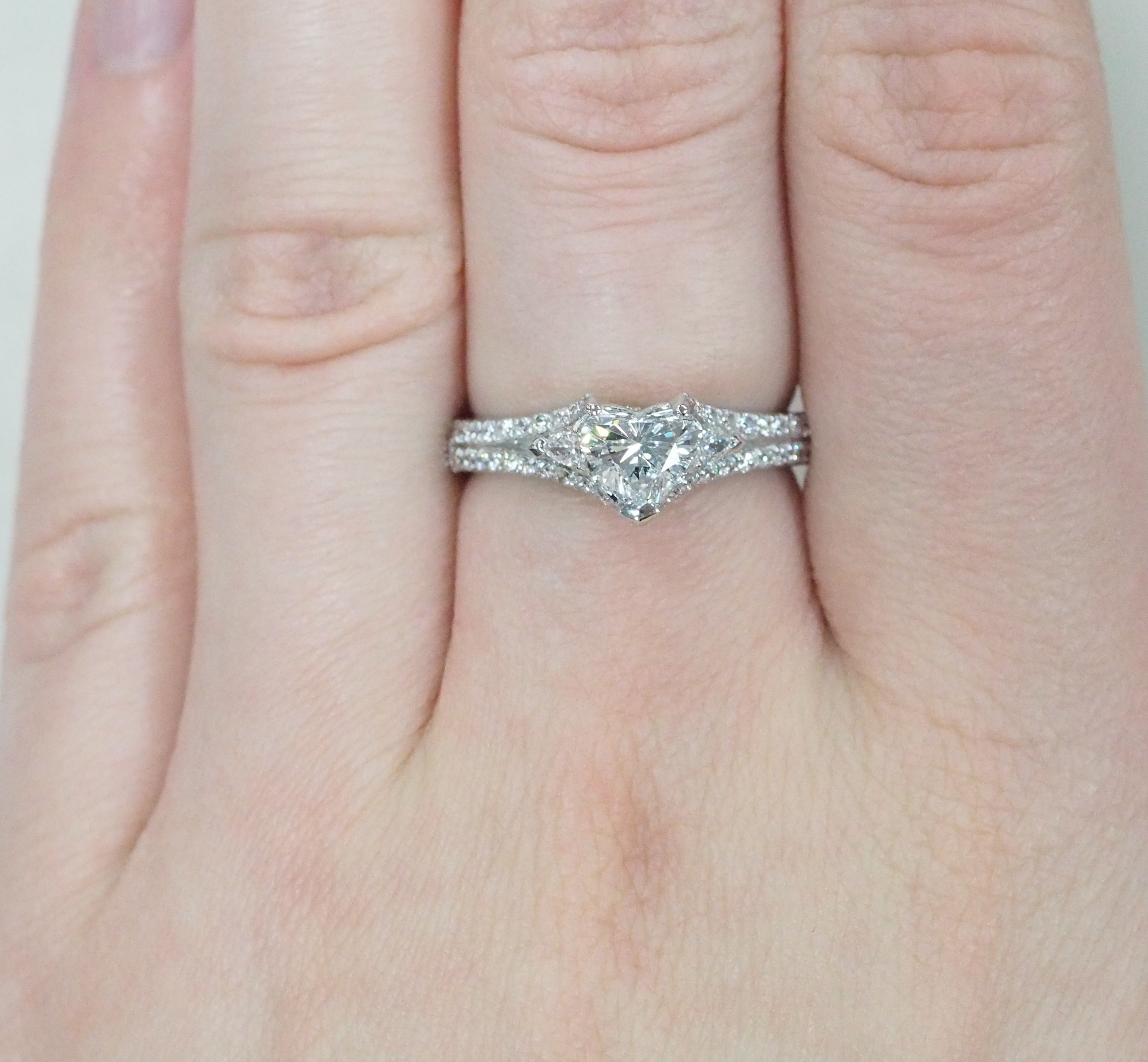 Кольцо из белого золота с бриллиантами "Сердце"